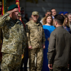 Зеленський роздав нагороди у День незалежності: Сирському – звання генерала, Харлан та Усику – ордена Свободи