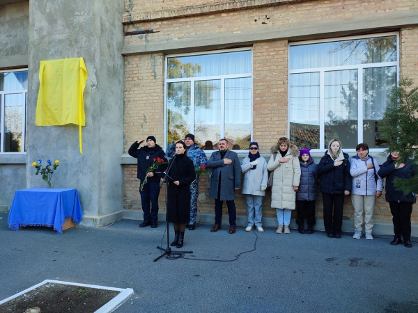 В Ізмаїлі відкрили першу меморіальну дошку, її присвятили загиблому герою Андрію Запорожцеву