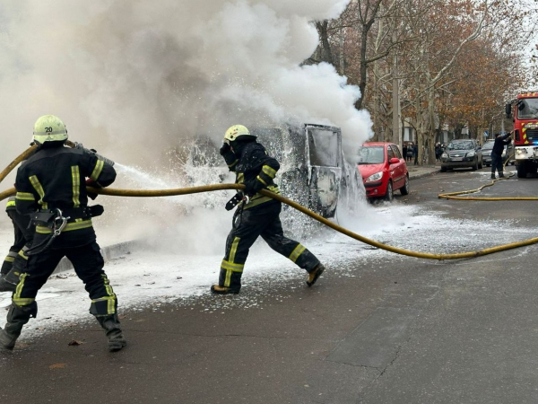 В Ізмаїлі просто серед білого дня загорівся автомобіль