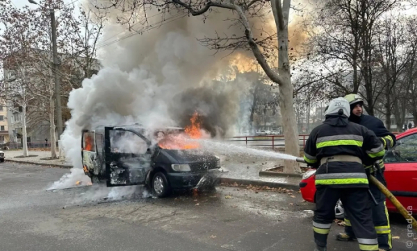 В Ізмаїлі згорів автомобіль марки Mercedes-Benz Vito