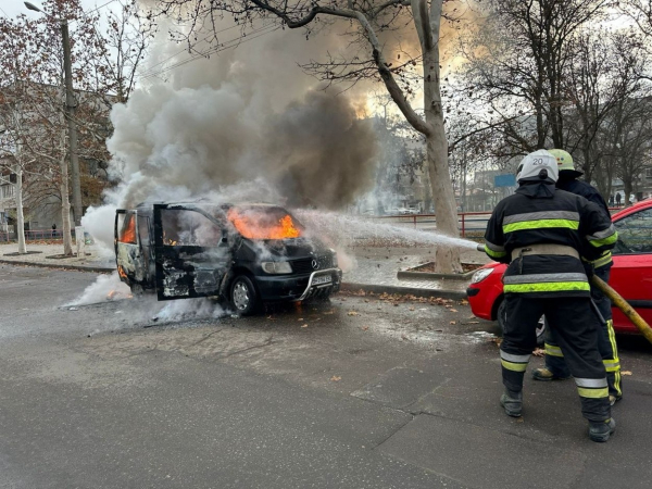 В Ізмаїлі просто серед білого дня загорівся автомобіль