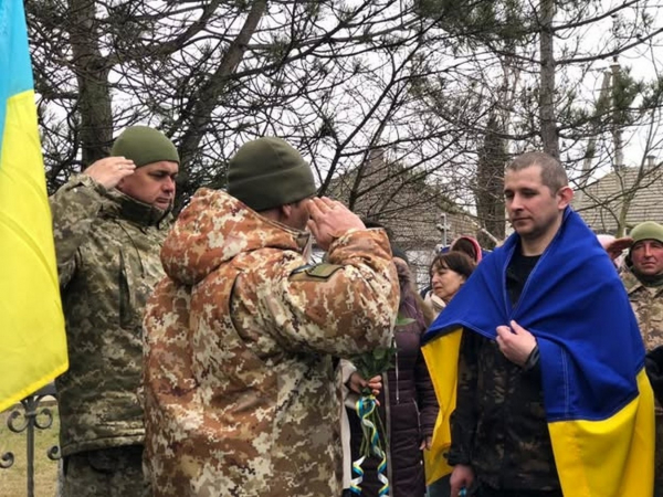 Звільнений з полону захисник острова Зміїний повернувся додому після реабілітації