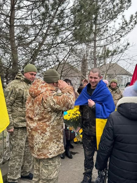 Звільнений з полону захисник острова Зміїний повернувся додому після реабілітації