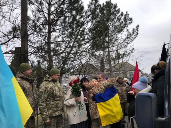 Звільнений з полону захисник острова Зміїний повернувся додому після реабілітації