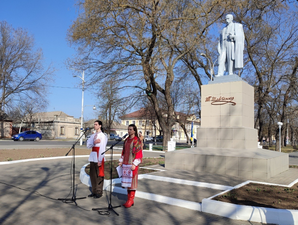 В Ізмаїлі поклали квіти до пам’ятника Шевченку з нагоди 211 річниці з Дня народження Кобзаря