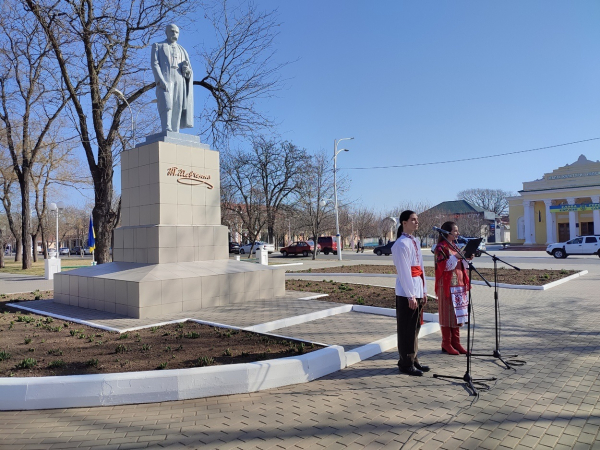 В Ізмаїлі поклали квіти до пам’ятника Шевченку з нагоди 211 річниці з Дня народження Кобзаря