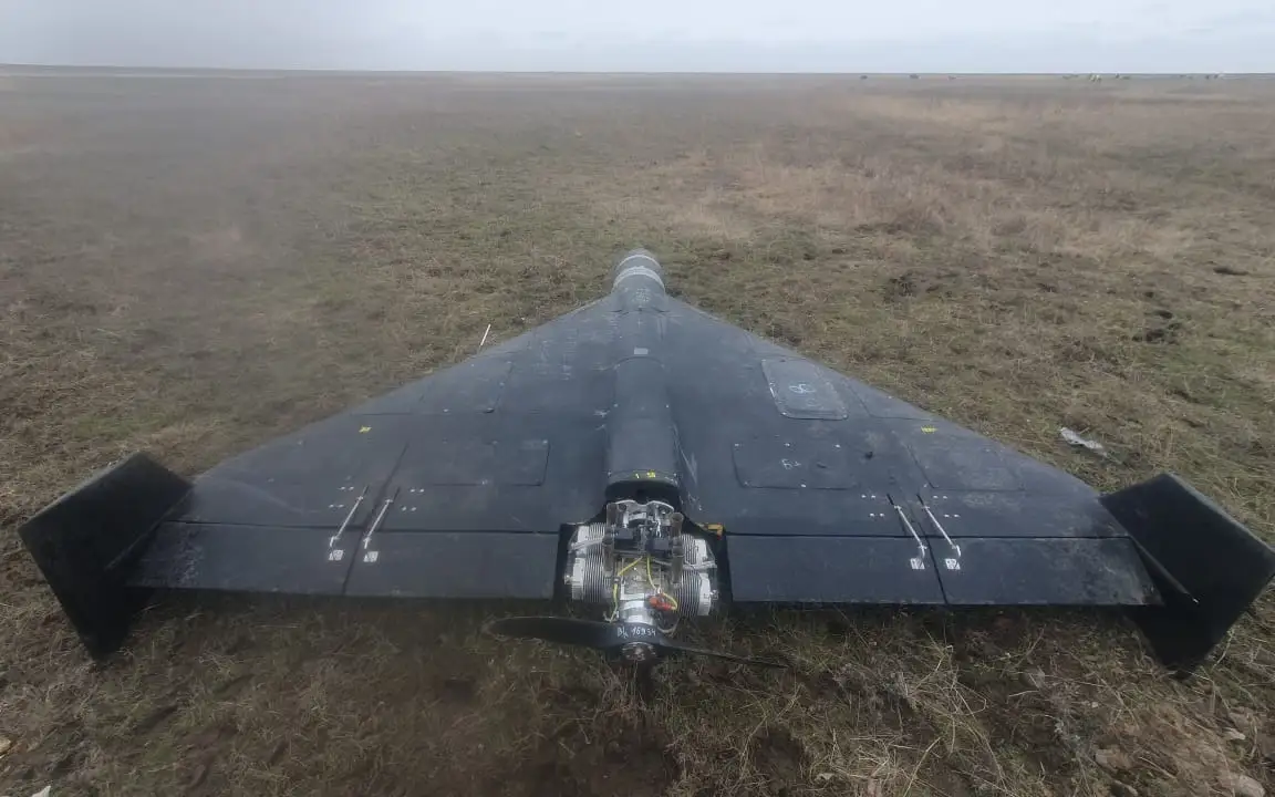 ЗМІ також надали фото дрона, який ззовні дійсно схожий на російський безпілотник та навіть має відповідне маркування, хоча частину його і пошкоджено. 7