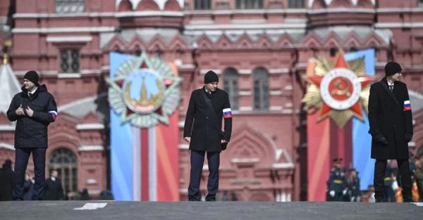 Ганяють дітей на марші та відключають інтернет: як у Росії 9 травня відзначають