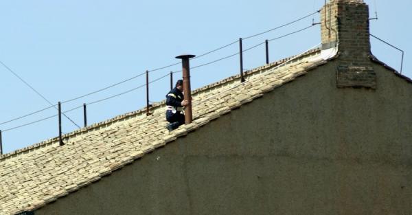 У Ватикані встановили димар, дим з якого сповістить світ про обрання нового Папи Римського