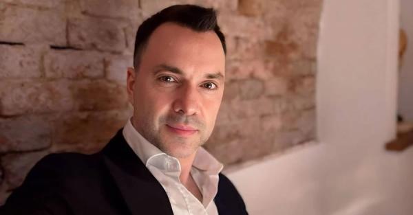 Арестович, який потрапив під санкції РНБО, заявив, що в його літак вдарила блискавка