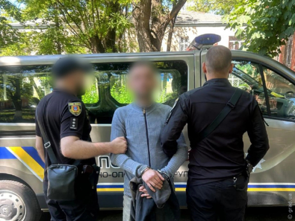 В Одесі чоловік розпорошив газ в обличчя пасажира маршрутки та поранив його ножем