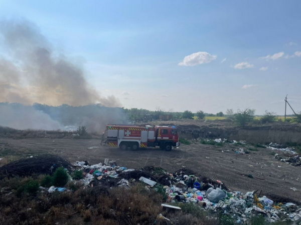 Під Ізмаїлом рятувальники п’ять годин приборкували пожежу, яка охопила сміттєзвалище