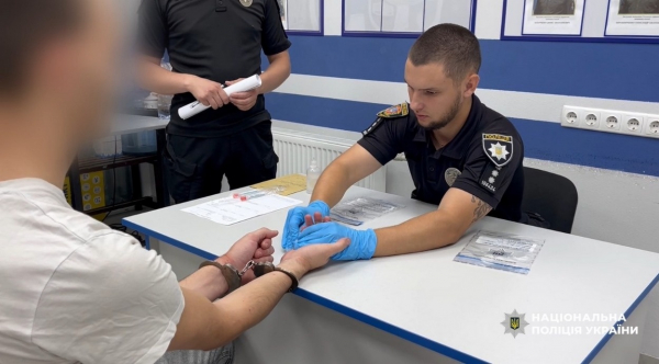 В Ізмаїлі затримали чоловіка, який намагався підпалити ТЦК (відео)