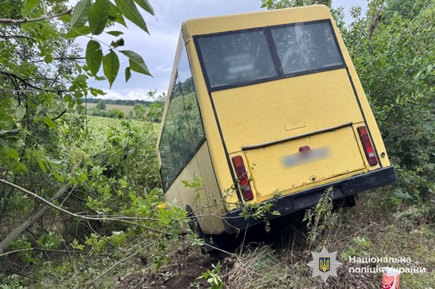 Попередньо встановлено, що водій не зміг втримати керування, через що транспорт виїхав за межі дороги.