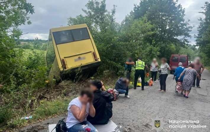 На Винничине автобус с пассажирами съехал в кювет