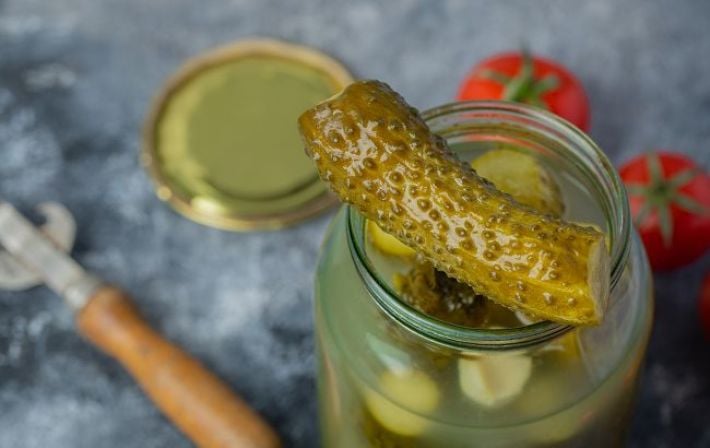 Белый налет на огурцах в банке: означает ли это, что продукт испорчен и его нельзя есть