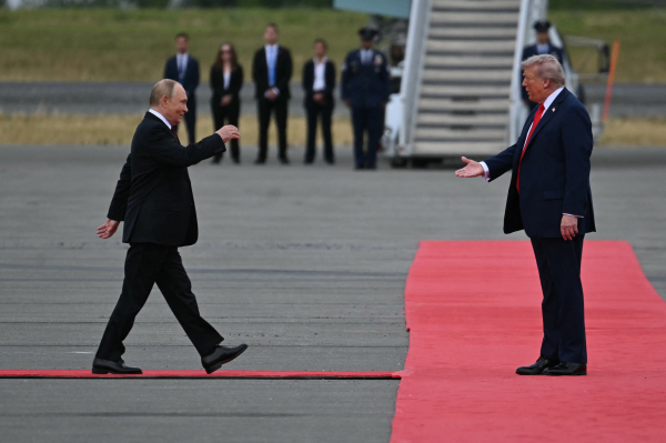 Зустріч Трампа та Путіна на Алясці: коли пози та жести означають більше, ніж публічні заяви