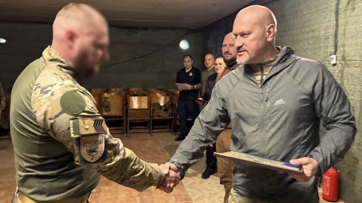 Глава запорожской полиции посетил бойцов стрелкового батальона на передовой