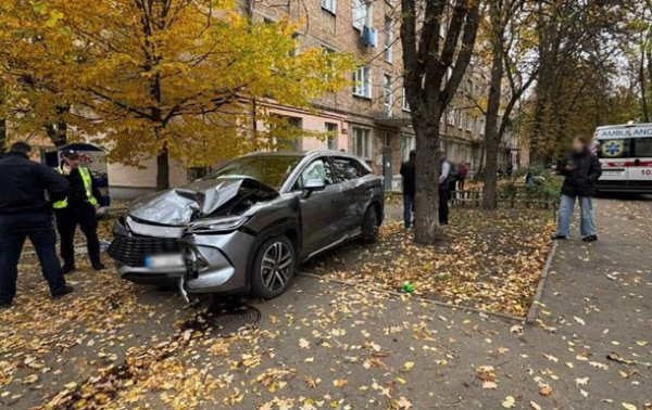 У Києві авто після ДТП вилетіло на тротурар, постраждали діти