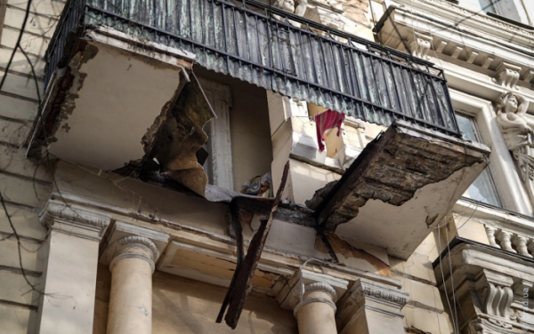 У центрі Одеси обвалився балкон: двох жінок госпіталізували