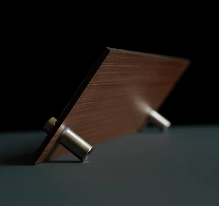 Дерев’яна настільна табличка на металевих підставках