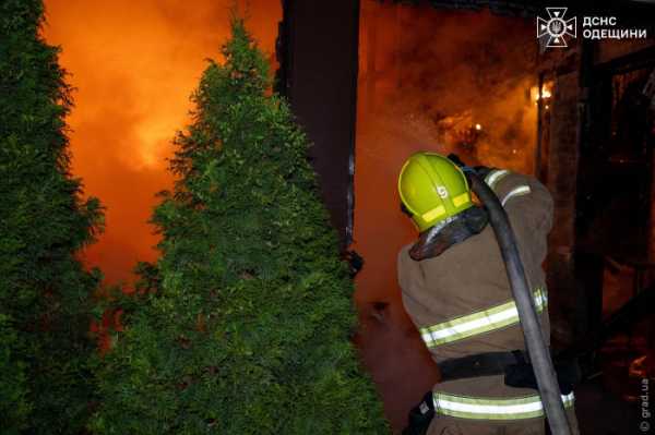 Пожежа вночі охопила кафе-ресторан у Київському районі Одеси
