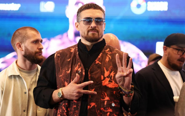 Усик пояснив, чому відмовився від усіх своїх титулів