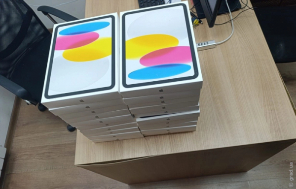 Планшети Apple iPad на півмільйона гривень виявили в автобусі на кордоні в Одеської області