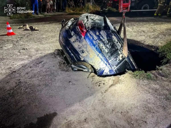 В Одесі легковий автомобіль провалився під землю під час руху