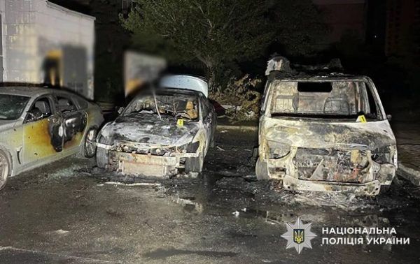 У Києві чоловік за $1000 підпалив військове авто