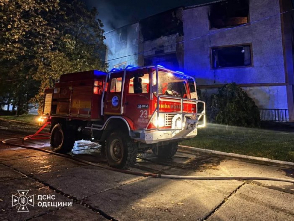 На півдні Одеської області після нічного удару сталася пожежа на заводі