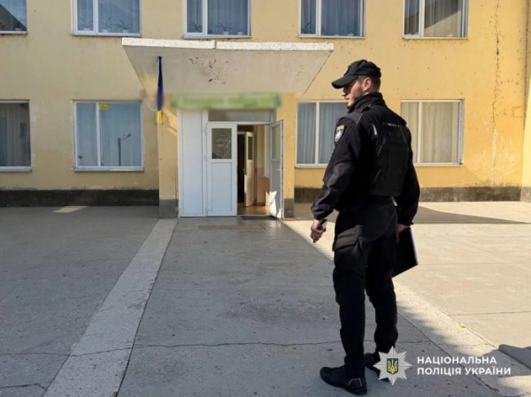 Випускник ліцею погрожував пістолетом школяреві заради лайків у соцмережах