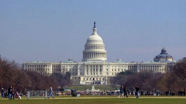 В США неизвестные угрожали разбить самолет о Капитолий в день утверждения победы Байдена