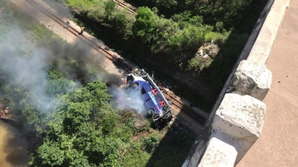 В Бразилии с моста упал автобус: 17 жертв